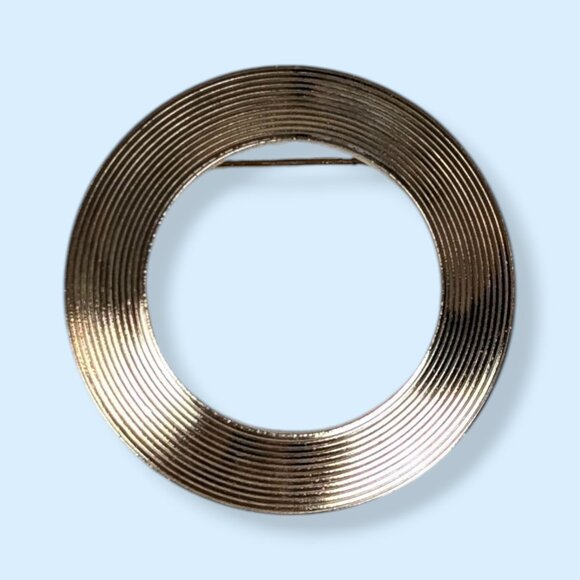 V. Metal Ring Cut Out Brooch - Picture 3 of 7